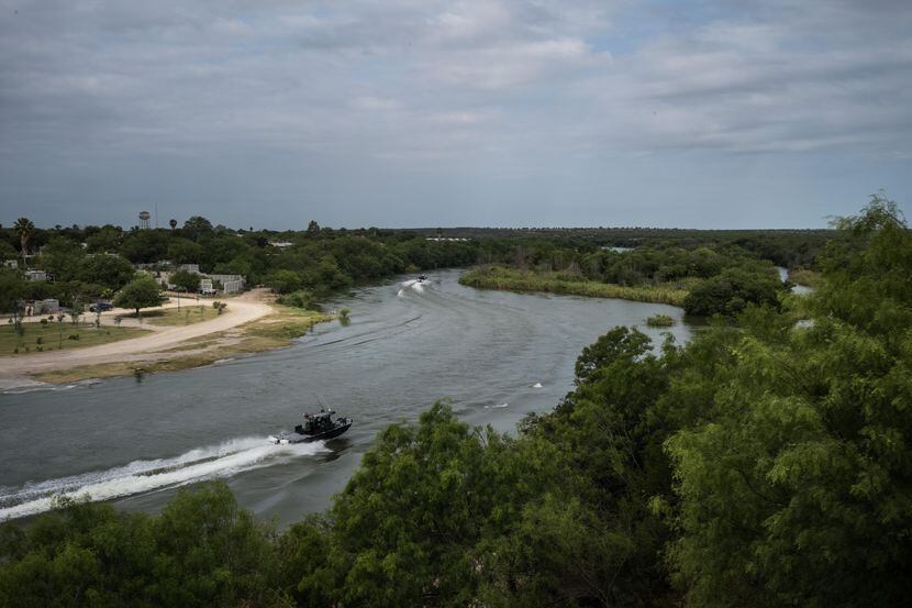 Una lancha patrulla el Río Grande en la frontera entre Ciudad Miguel Alemán y Roma, Texas....