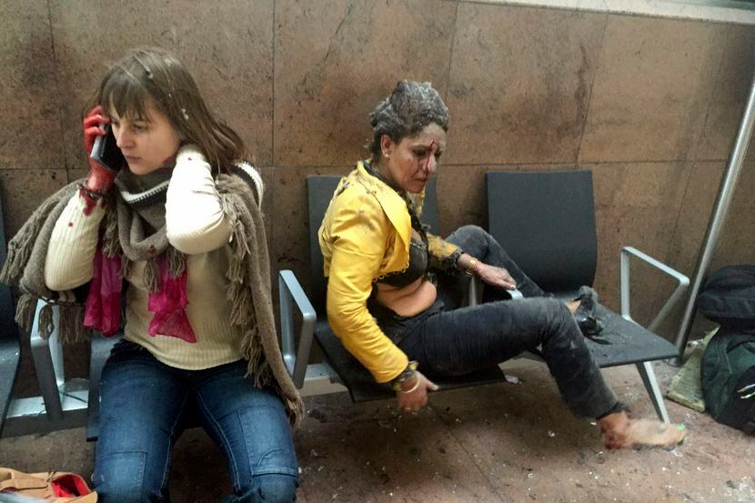 Dos mujeres heridas a la espera de ayuda en  el aeropuerto de Bruselas donde ocurrieron las...