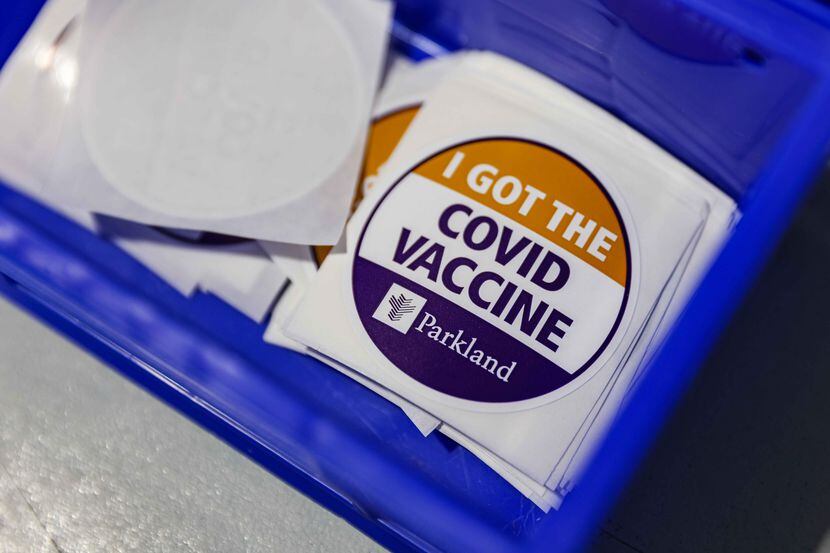 Un sticker para las personas que han recibido la vacuna de covid-19. Un centro de análisis...