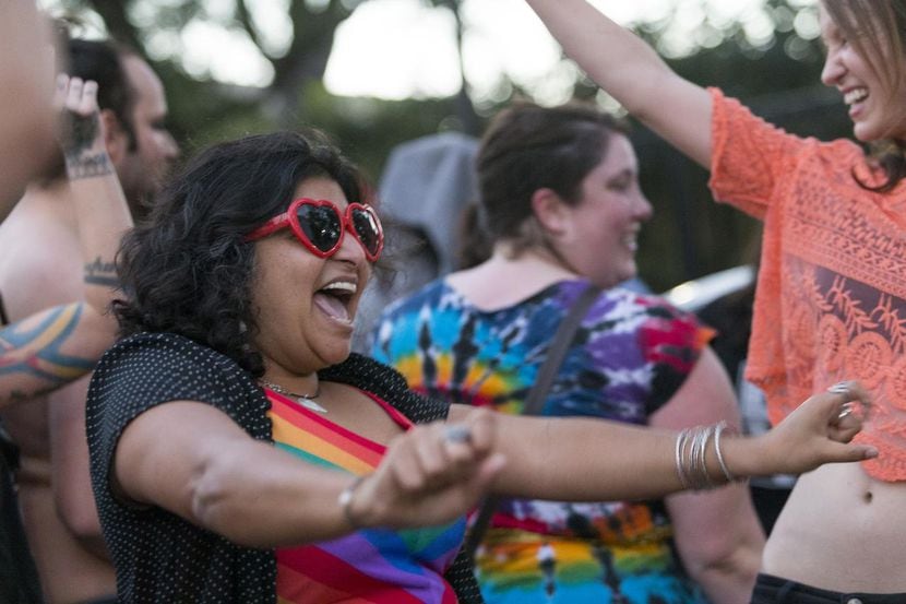 Ish Kundawala baila en apoyo de la comunidad LGBT que realizó una protesta al pie de la casa...