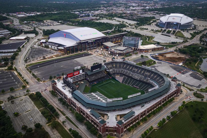 Vista aérea del Globe Life Field, el AT&T Stadium y el Globe Life Park (en primer plano).