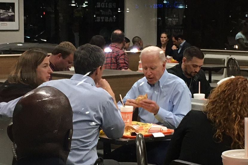 El exvicepresidente Joe Biden junto a Beto O'Rourke y su esposa Amy, en un Whataburger de...