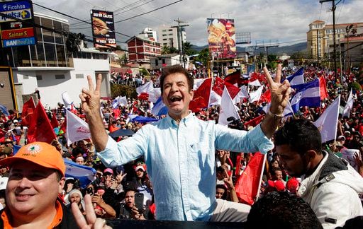 Salvador Nasralla, candidato presidencial opositor, encabeza una protesta en Tegucigalpa,...