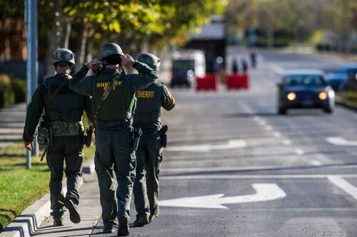 Integrantes de un equipo SWAT ingresa a la Universidad de California en Merced, donde 5...