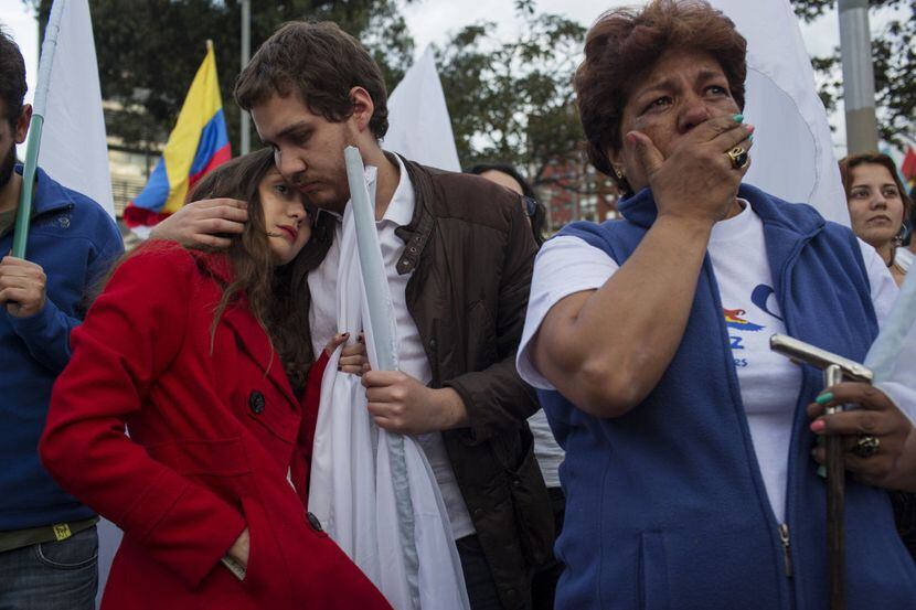 La gente reacciona en Colombia después del resultado de un referendo apoyando el “no”. (AP) 
