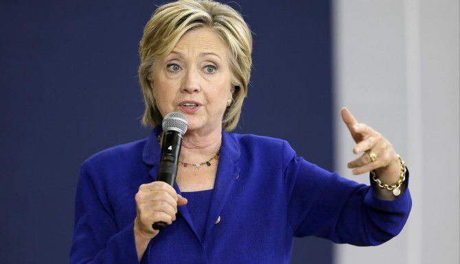 Hillary Clinton no quiere descuidar el voto hispano durante las elecciones primarias.)...