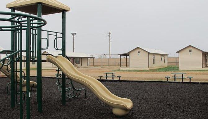 Un jardín de juegos forma parte del nuevo centro de detención para familias en Dilley,...