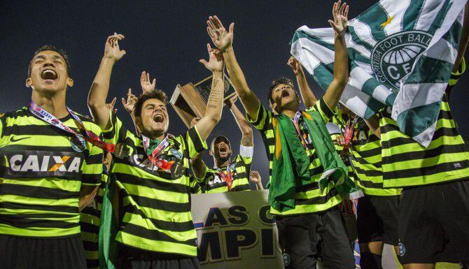 Los jugadores del Curitiba celebrar su victoria 3-1 sobre Rayados de Monterrey en la final...