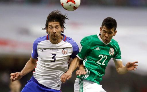Hirving Lozano, der., y la selección mexicana enfrentaron a Estados Unidos el domingo en el...