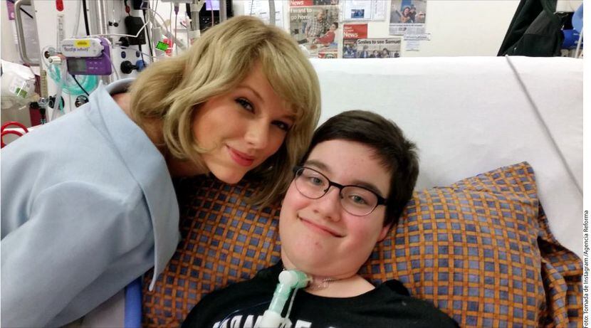 La cantante Taylor Swift (izq.) pasó tiempo con los pacientes en el hospital Lady Cilento,...
