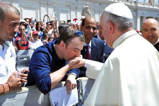El psicoterapeuta Vincent Doyle le besa la mano al Papa Francisco en la plaza de San Pedro,...