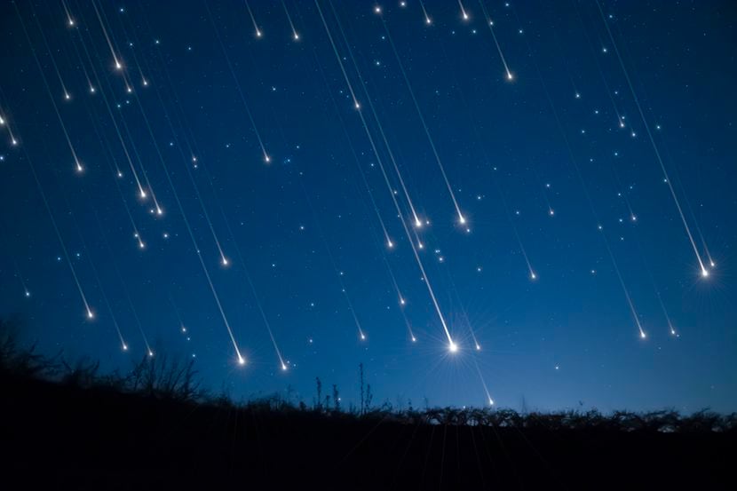 Lluvia de estrellas provocada Por fragmentos de meteoritos al ingresar a la atmósfera de la...