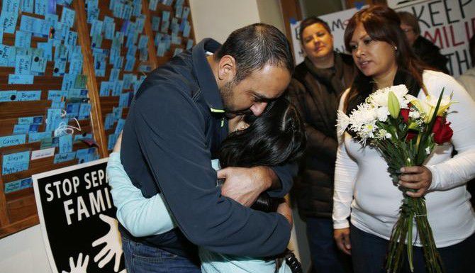Arturo Hernández, que se encuentra refugiado en una iglesia de Denver para evitar su...