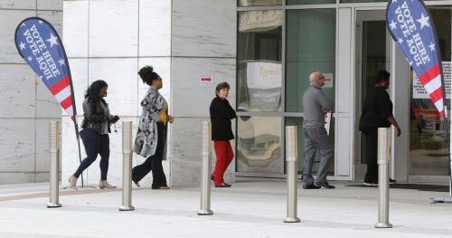 Un grupo de votantes llegan hasta el edificio judicial George L. Allen, Sr., para votar el...