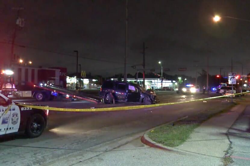 Una patrulla de la policía de Dallas en el lugar del accidente la madrugada del lunes 25 de...