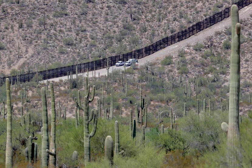 Una sección de la valla metálica en la frontera entre Arizona y Sonora, México.