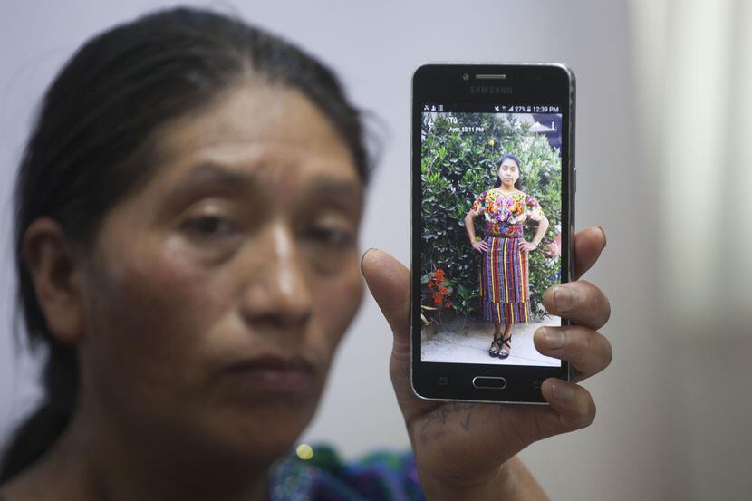 Dominga Vicente muestra una foto de su sobrina Claudia Patricia Gómez González de 20 años,...