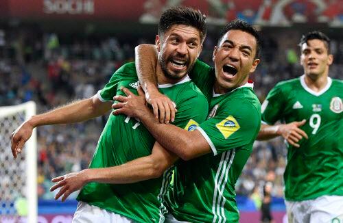 Oribe Peralta celebra el segundo gol de México ante Nueva Zelanda, en juego del Grupo A de...
