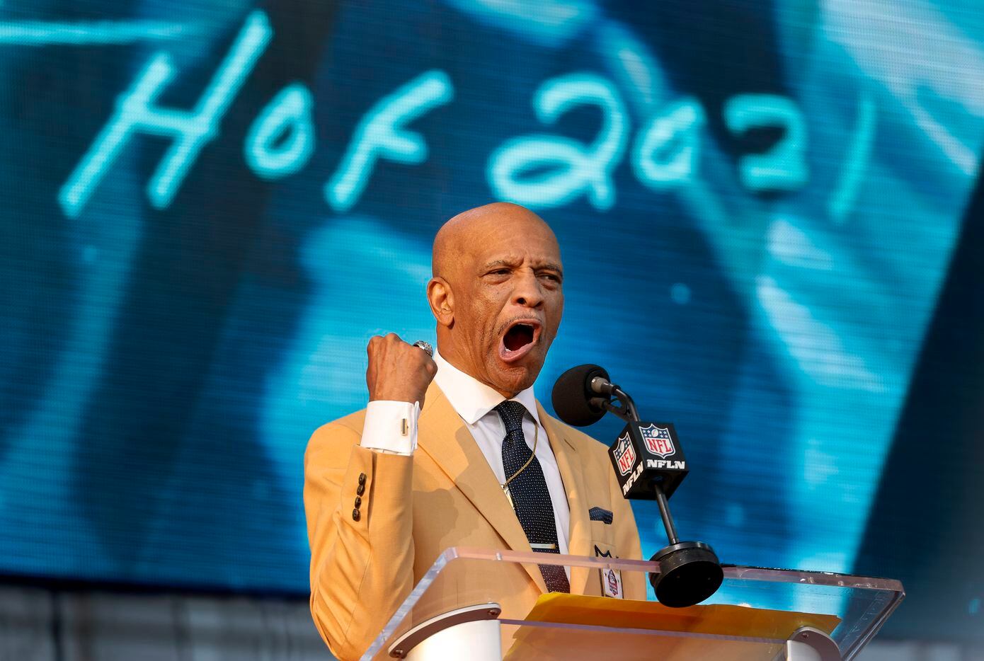 Pro Football Hall of Fame inductee Drew Pearson of the Dallas Cowboys delivers an impassioned speech during the Class of 2021 enshrinement ceremony at Tom Benson Hall of Fame Stadium in Canton, Ohio, Sunday, August 8, 2021. (Tom Fox/The Dallas Morning News)