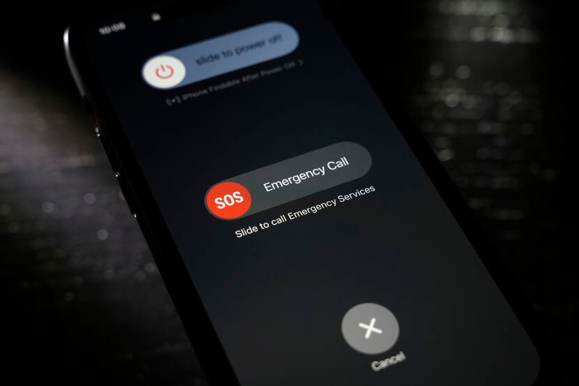 Un botón usado para comunicarse al servicio de emergencias es mostrado en un celular, el...
