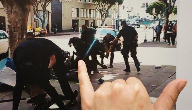 La detective de Los Ángeles apunta a fotos que indican que el hombre baleado por agentes el...
