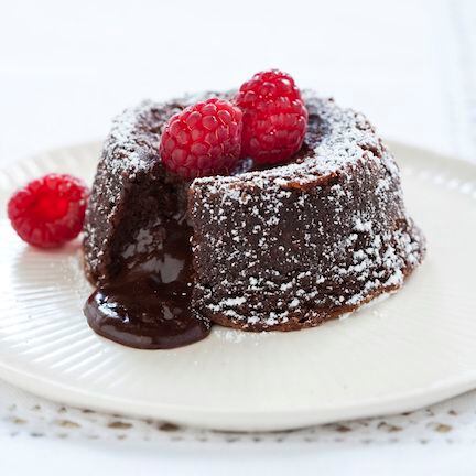 Presentación de un pastelito relleno de chocolate derretido. AP
