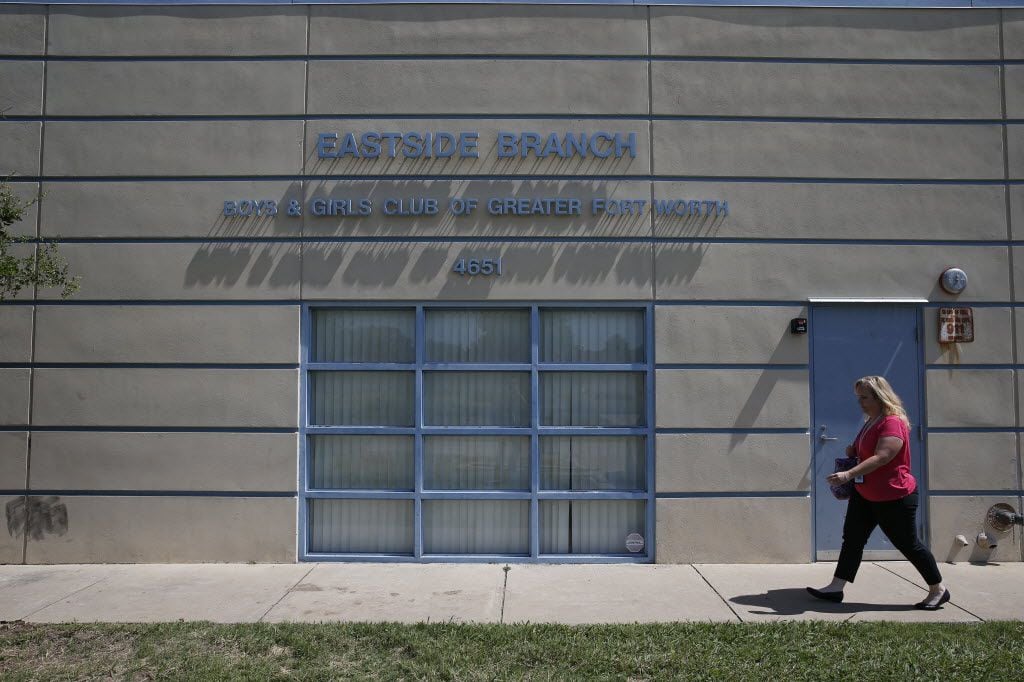Tarrant County CPS child-abuse investigator Kelli Bailey walks to the Eastside Branch of the Boys and Girls Club of Greater Fort Worth to interview a possible child abuse victim in 2019.