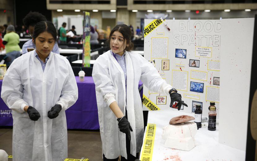 Destiny Corral y Jennifer Ortiz participaron en un experimento de medicina forense en la...