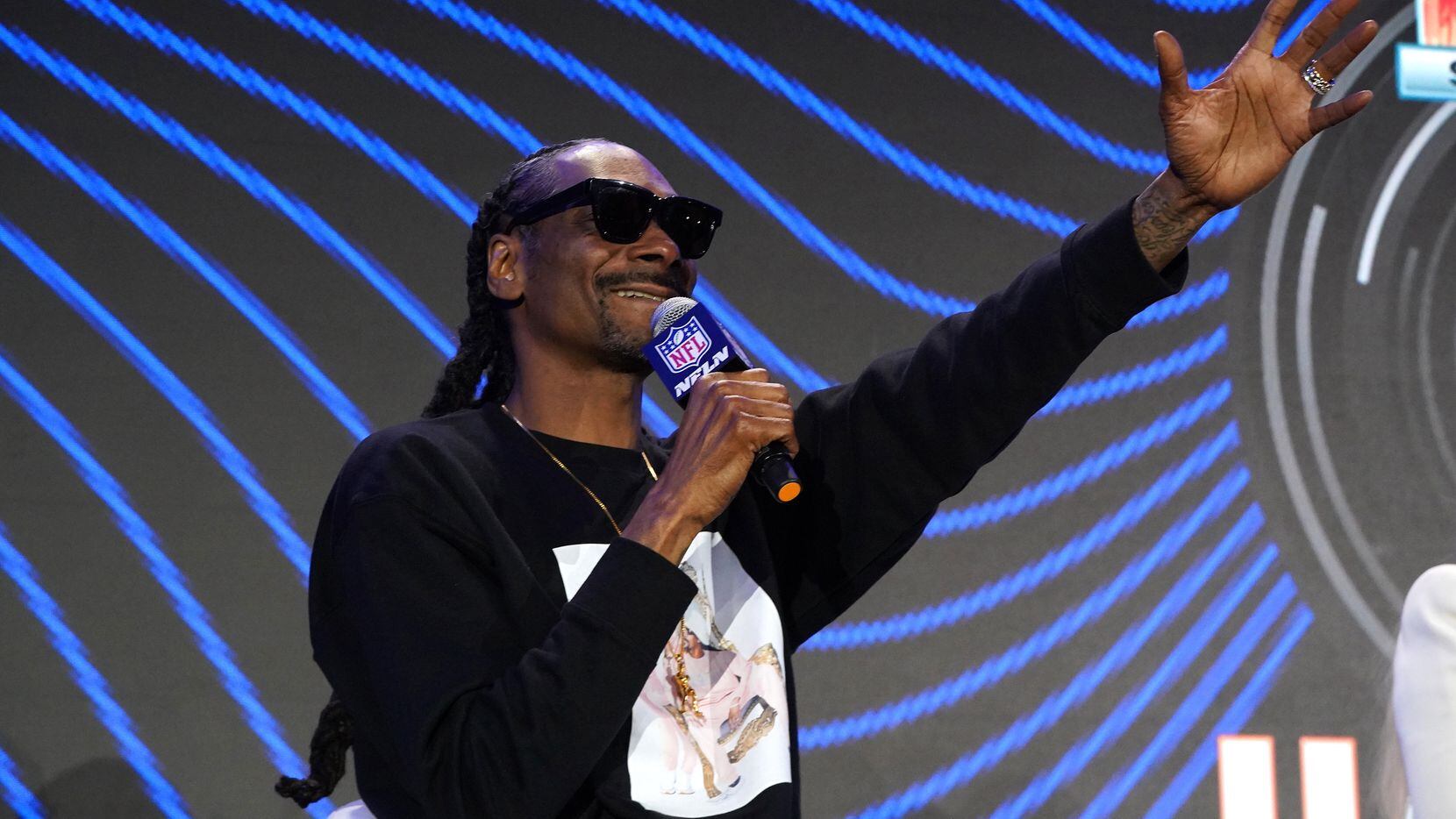 Snoop Dogg habla durante la conferencia de prensa del Super Bowl LVI  en el Centro de...