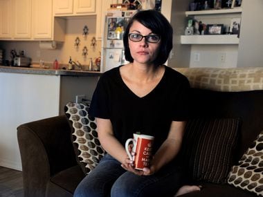 Aubrey Lane est assise dans son appartement de Colorado Springs, au Colorado, le 8 mars 2018. Lane dit qu'elle a été agressée sexuellement à bord d'un vol d'American Airlines en juin dernier.