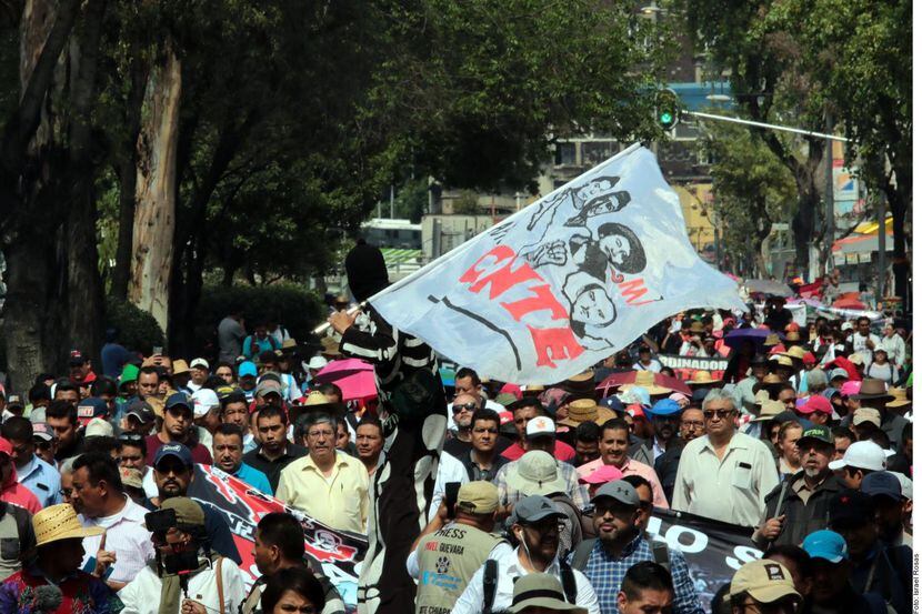 Marcha de maestros afiliados al sindicato nacional de docentes en la Ciudad de...