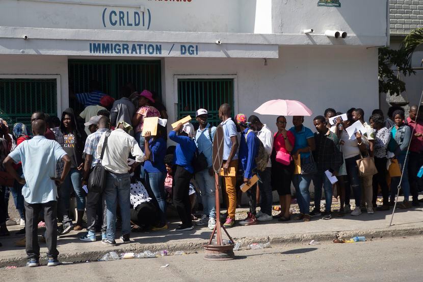 Un grupo de haitianos hacen una fila frente a una oficina de inmigración en Puerto Príncipe...