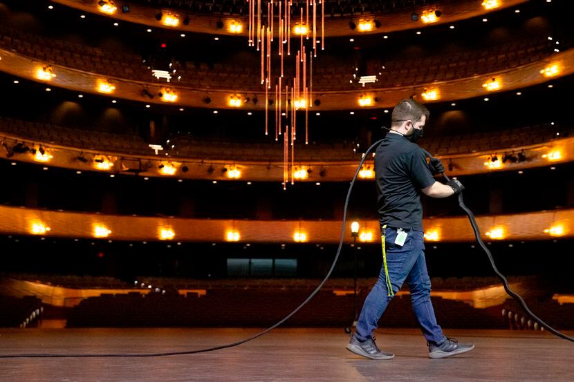 Jonathan White, encargado del audio en el Winspear Opera House, realiza mantenimiento de...