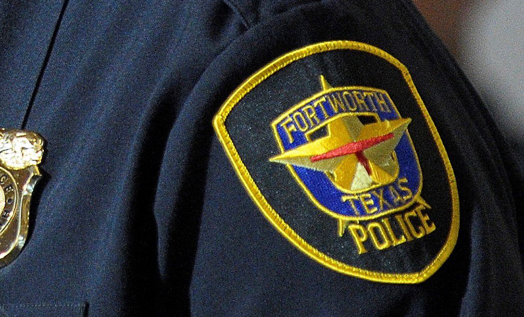 La policía de Fort Worth ha fincado cargos contra el padre  de cinco niños que fueron...