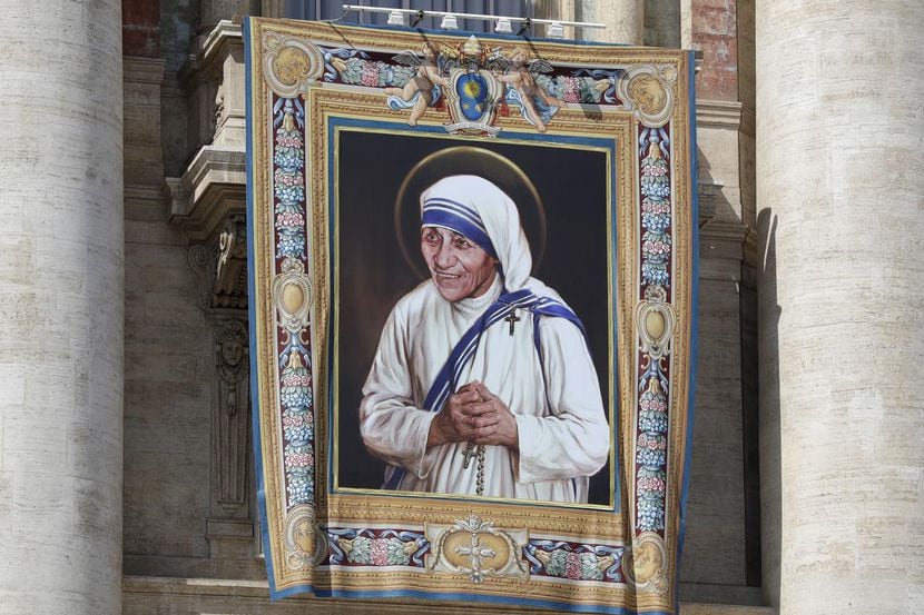 Un tapiz con la imagen de la Madre Teresa cuelga del balcón central de la Basílica de San...