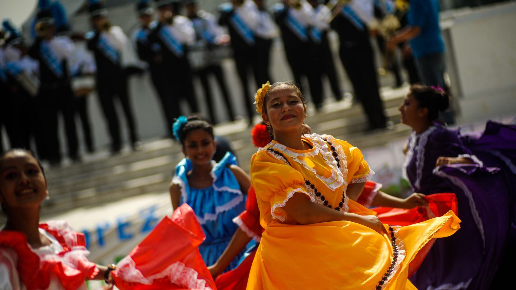 Mujeres danzando con vestimentas tradicionales de El Salvador. Foto de archivo.