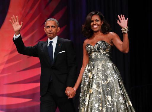 El ex presidente Barack Obama junto a su esposa Michelle Obama. /AP
