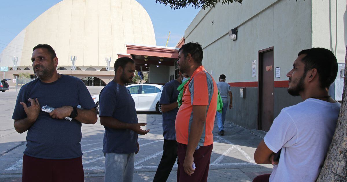 El centro de procesamiento superpoblado tiene a la policía fronteriza liberando a más migrantes en las calles de El Paso