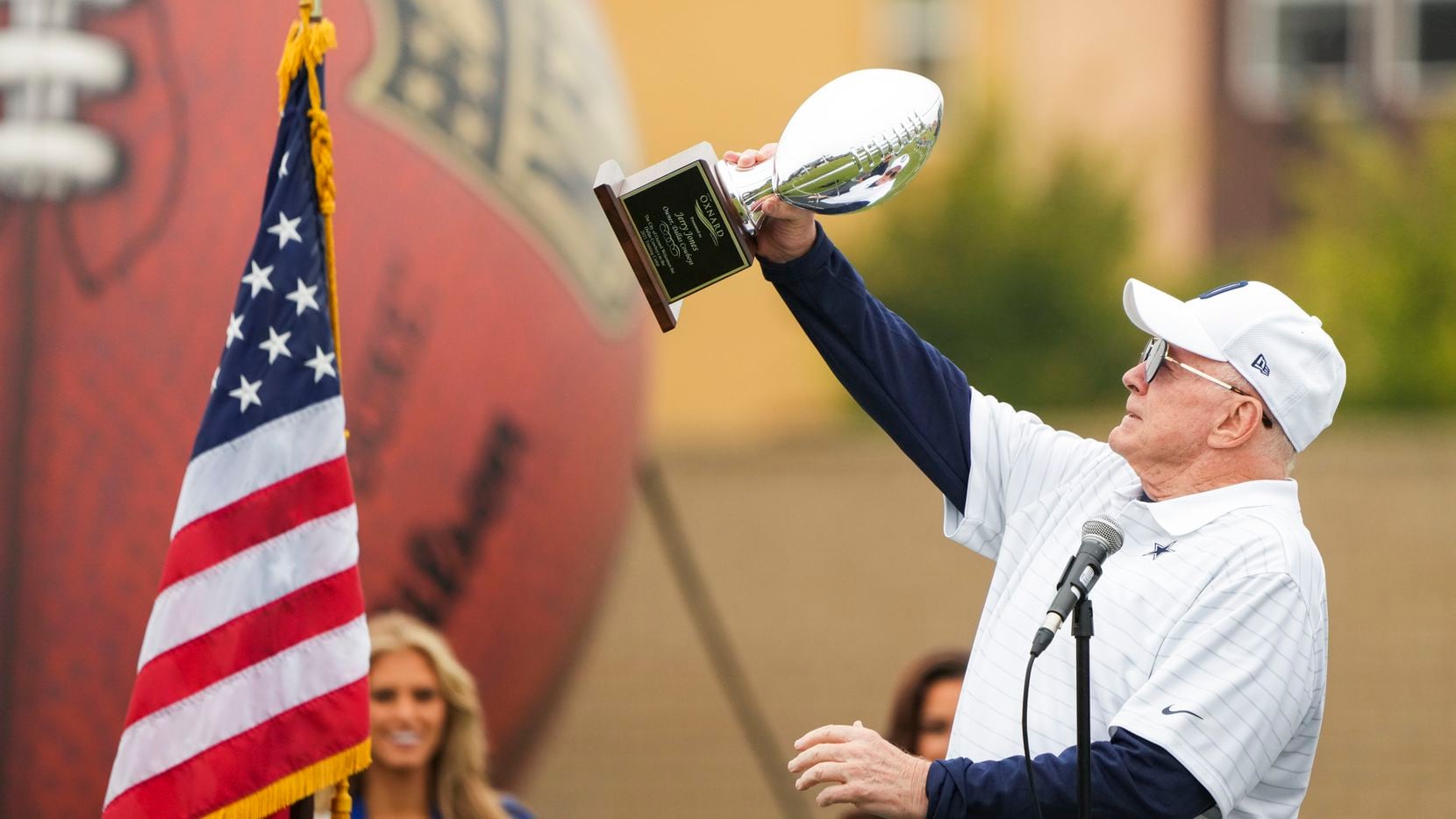El propietario y gerente general de los Cowboys de Dallas, Jerry Jones, levanta un trofeo...