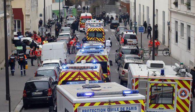 Ambulancias afuera del medio satírico Charlie Hebdo, atacado el miércoles, en París....