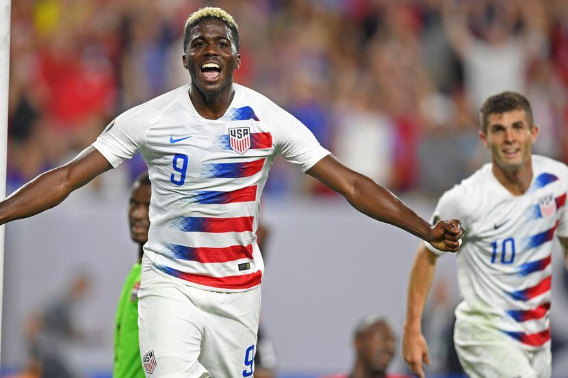 El delantero Gyasi Zardes celebra una anotación sobre Trinidad y Tobago en juego de la Copa...