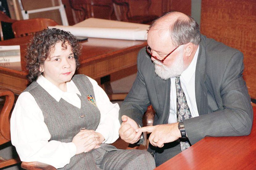 Yolanda Saldívar sentada en el juzgado con su abogado, Doug Tinker, mientras el jurado...