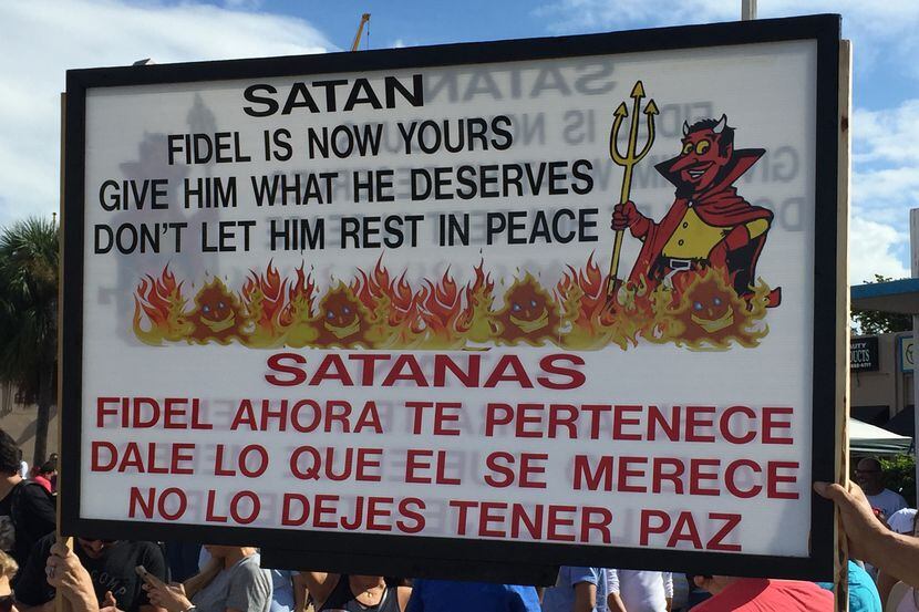 Esta pancarta fue desplegada el sábado en la Calle Ocho de Miami, donde cientos de cubanos...
