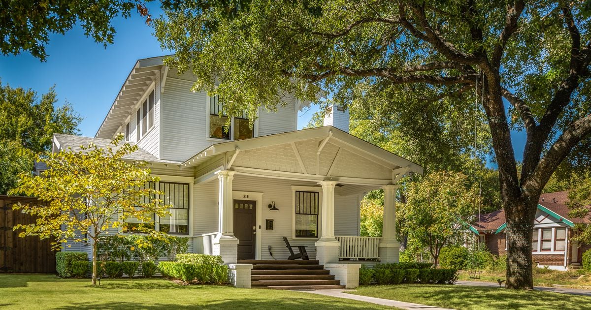 See the 1924 Airplane Bungalow-style home in Oak Cliff that made family proximity a priority