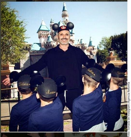 Miguel Bosé con sus hijos en Disney. Vía Instagram