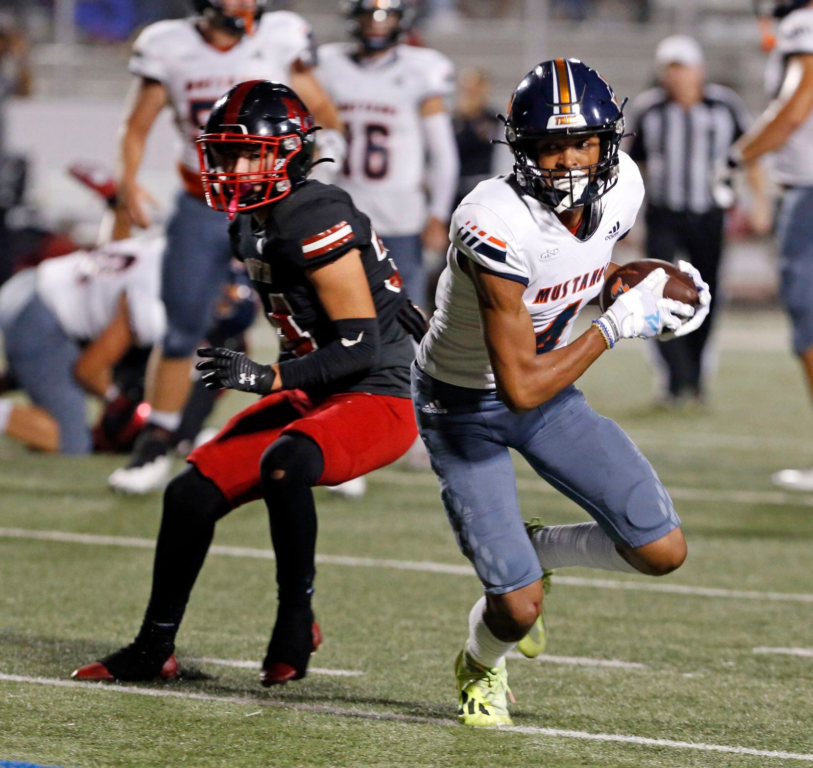 Sachse RB Santanna Quinn (4) breaks loose for yardage during the first half of a high school...