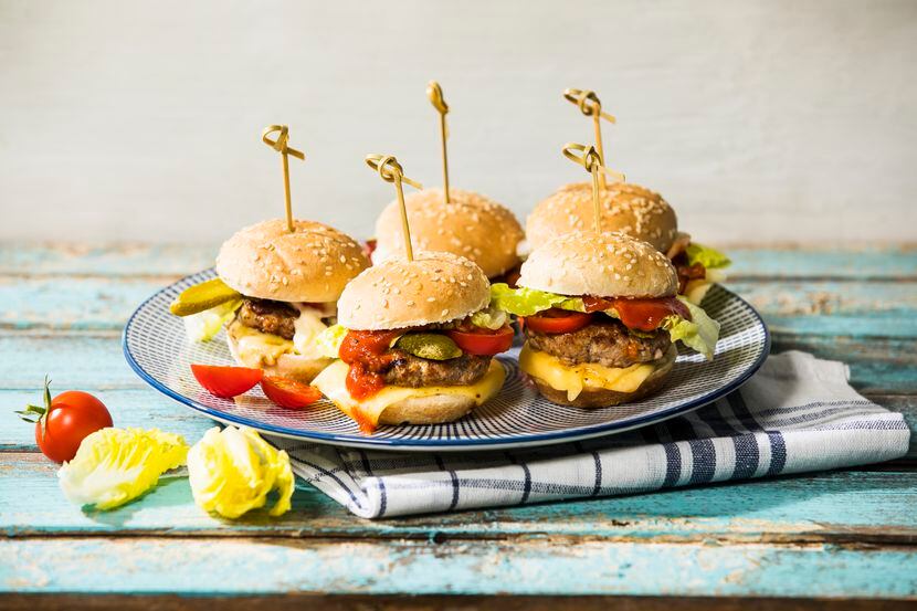 Mini Burgers son una buena opción para preparar y comer durante la transmisión del Súper...