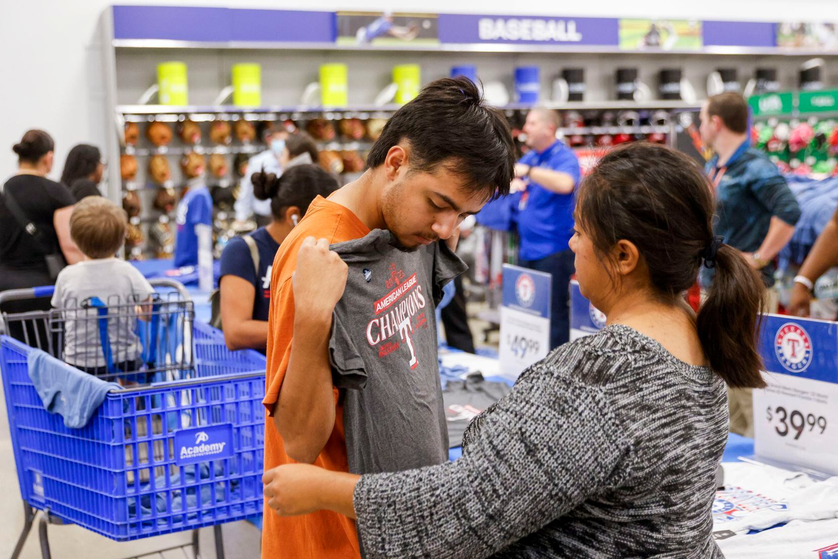 Academy opens early to sell Astros World Series Championship shirts