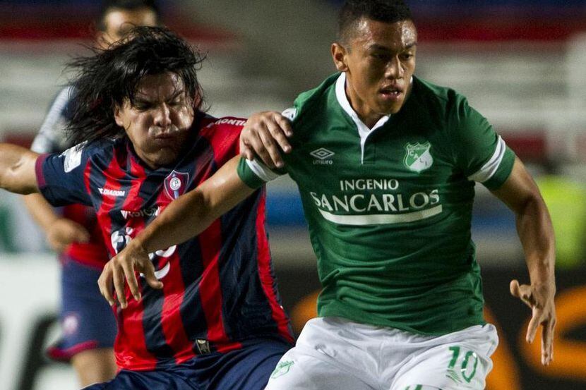 Carlos Lizarazo (der.) jugó la Copa Libertadores en el 2014 con el Deportivo Cali de...