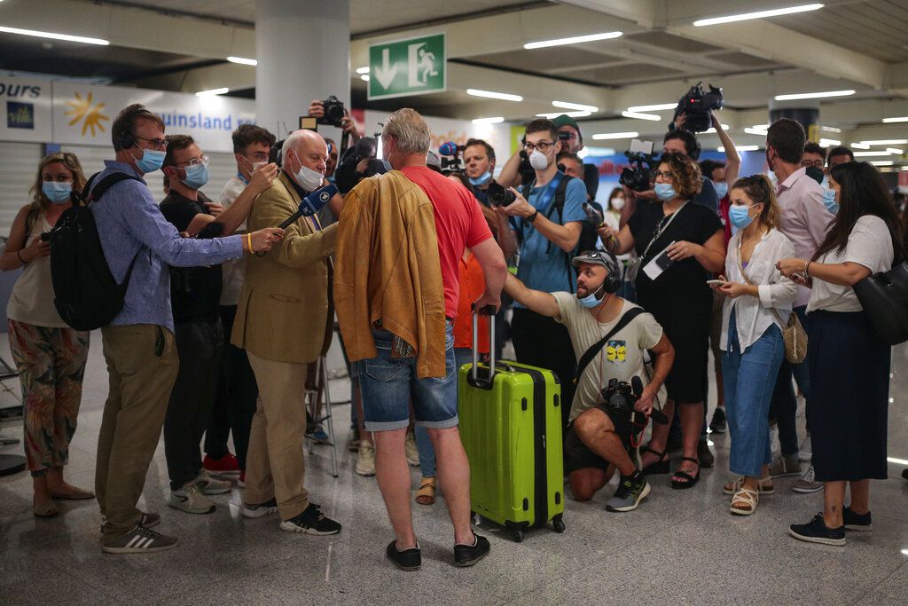 Un pasajero de un vuelo de TUI de Düsseldorf a Mallorca habla con reporteros a su llegada al...